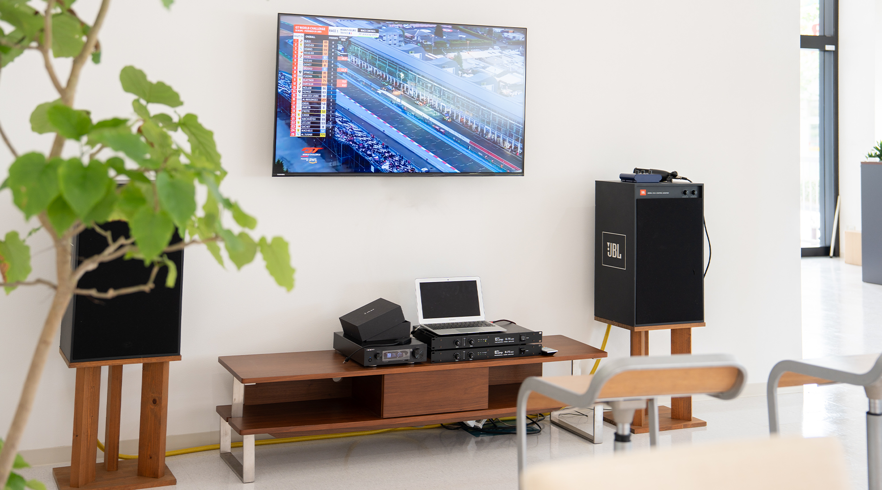 フェラーリ・ランボルギーニ・アストンマーティン パーツ車販整備修理 高級外車総合企業T-WEST