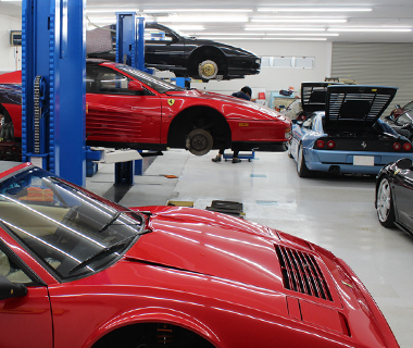 自社整備工場・パーツ課併設で、納車後のアフターケアもワンストップで完結