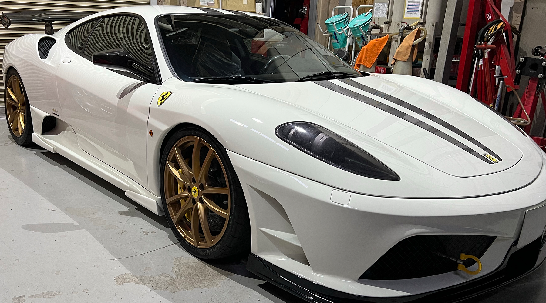 フェラーリ・ランボルギーニ・アストンマーティン パーツ車販整備修理 高級外車総合企業T-WEST 東京新木場工場